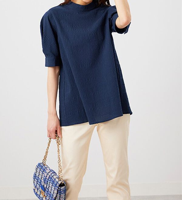 BELLUNA（ベルーナ）の「サッカー素材後ろボタンデザインブラウス（ブラウス）」｜詳細画像