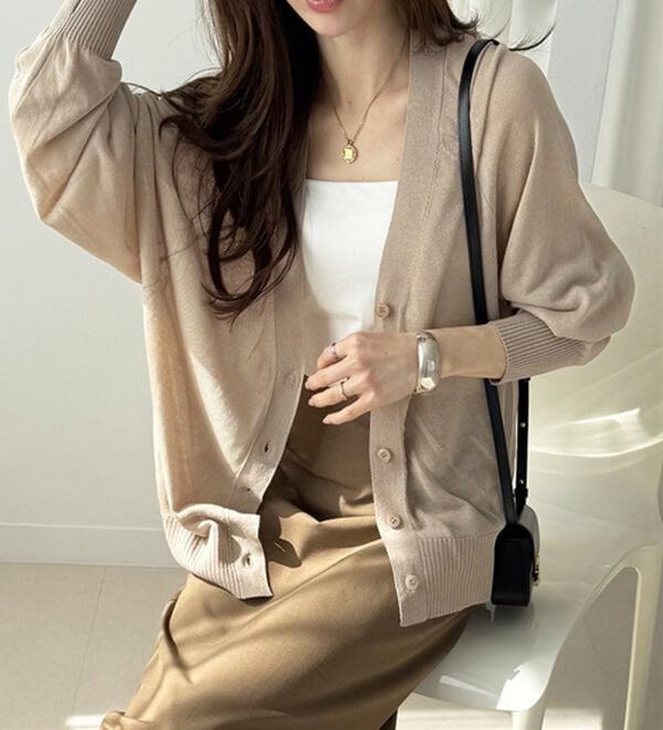 GeeRA（ジーラ）の「接触冷感！Ｖネックカーディガン（ニットカーディガン）」｜ベージュ