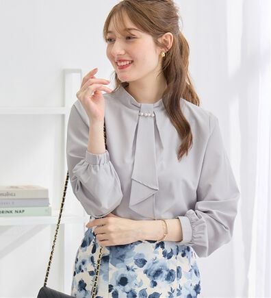 alotta（アロッタ）の「上品見えパール付きボウタイタックブラウス（ブラウス）」