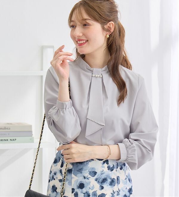 alotta（アロッタ）の「上品見えパール付きボウタイタックブラウス（ブラウス）」｜ライトグレー