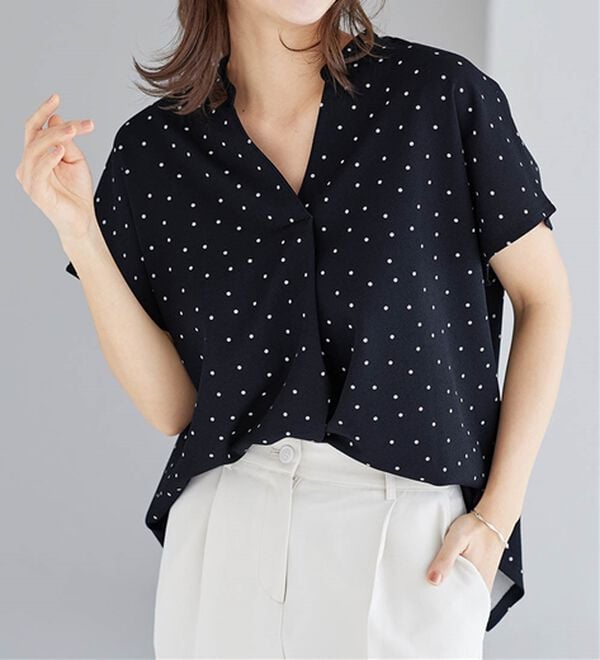 alotta（アロッタ）の「【４つの機能付】ひんやりスキッパーＴシャツブラウス（ブラウス）」｜ドット柄