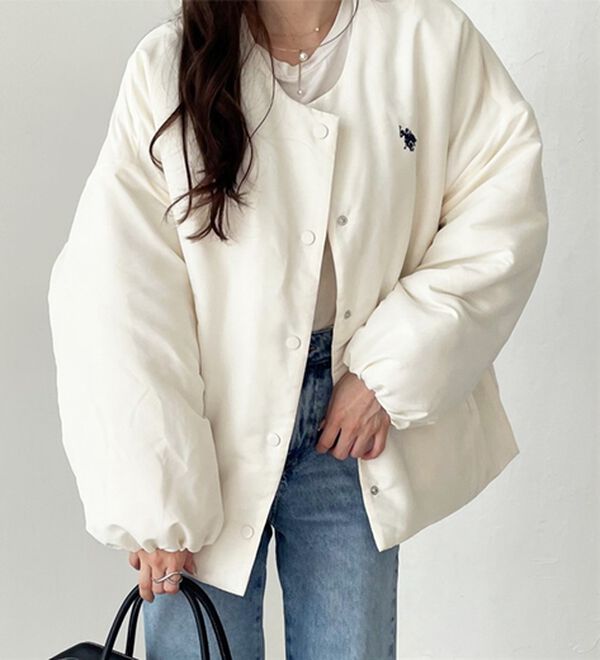 GeeRA（ジーラ）の「【U.S. POLO ASSN.】 ノーカラー中わたブルゾン（ハーフコート）」｜アイボリー