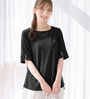 alotta（アロッタ）の「【選べる袖丈】柔らか綿混素材パール調ボタンＴシャツ（カットソー）」｜ブラック　半袖