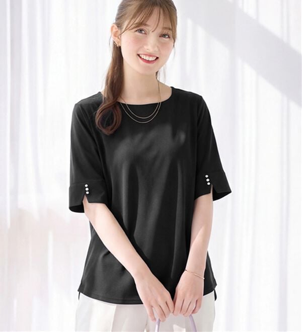 alotta（アロッタ）の「【選べる袖丈】柔らか綿混素材パール調ボタンＴシャツ（カットソー）」｜ブラック　半袖