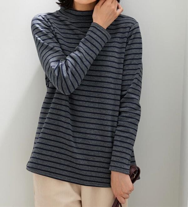 BELLUNA（ベルーナ）の「ふわふわ裏ファーハイネックプルオーバー（カットソー）」｜杢グレー&times;ネイビー