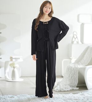 YU'NOW（ユナウ）の「＜リボンカーデ&times;ロングパンツ＞ぷるるん谷間のルームウエア３点セット（パジャマ・ルームウェア）」｜ブラック