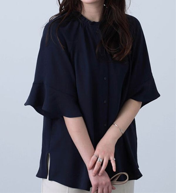 BELLUNA（ベルーナ）の「衿フリル華やかデザインブラウス（ブラウス）」｜ネイビー