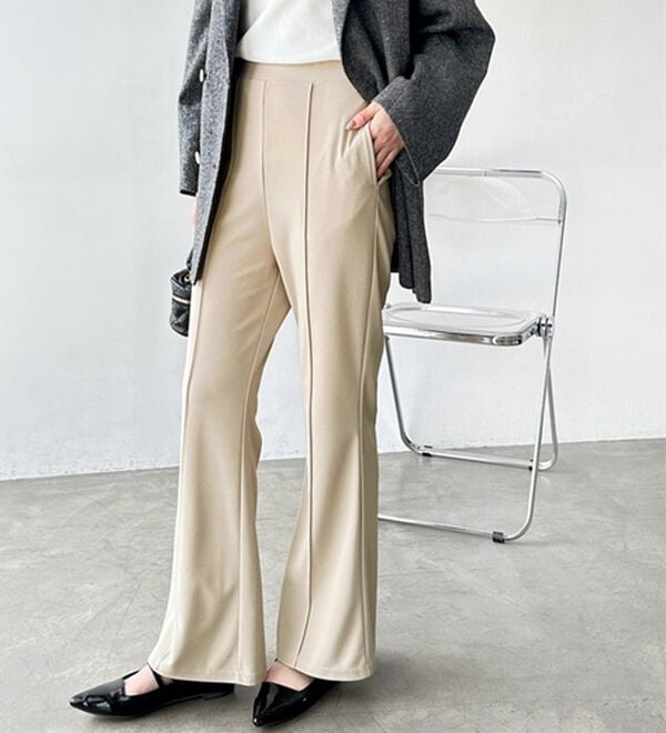 GeeRA（ジーラ）の「センターラインセミフレアカットパンツ（フルレングスパンツ）」｜詳細画像