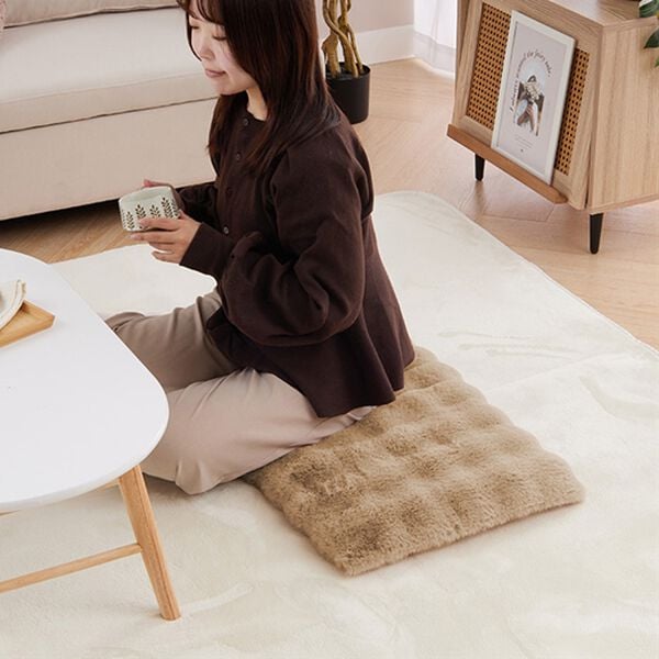 iellio（イエリオ）の「ぽこぽこボリュームファーソファカバー・シートクッション＜洗える・あったか・ラビットファー調・長座布団・チェアカバー＞（ソファーカバー）」｜詳細画像