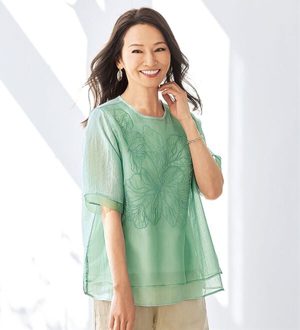 BELLUNA（ベルーナ）の「涼やかな透け感花柄刺しゅうブラウス（ブラウス）」｜グリーン