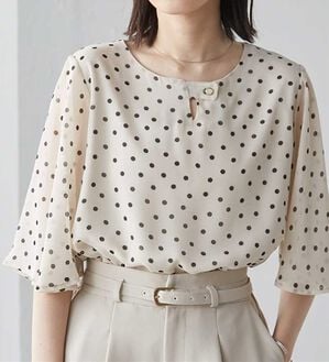 RANAN（ラナン）の「【ひんやり】フレアー袖シフォンブラウス（ブラウス）」｜ベージュ系ドット