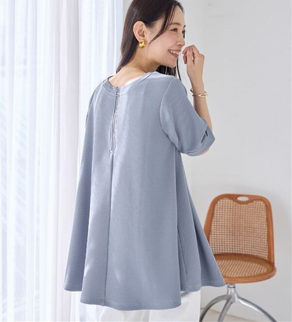 Viola e Viola（ヴィオラ エ ヴィオラ）の「ひんやり＆シワになりにくい　エンボス素材Ａラインチュニック（チュニック）」｜ブルーグレー