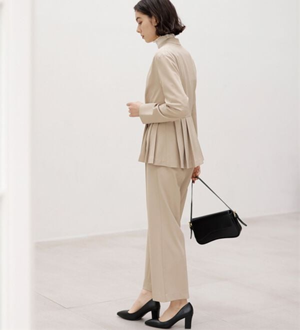 GeeRA（ジーラ）の「【２点セット】パールボタンペプラムプリーツブラウスセットアップ（その他スーツ）」｜詳細画像