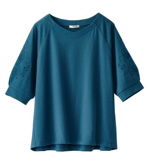 BELLUNA（ベルーナ）の「袖刺しゅうデザインＶネックプルオーバー（カットソー）」｜詳細画像