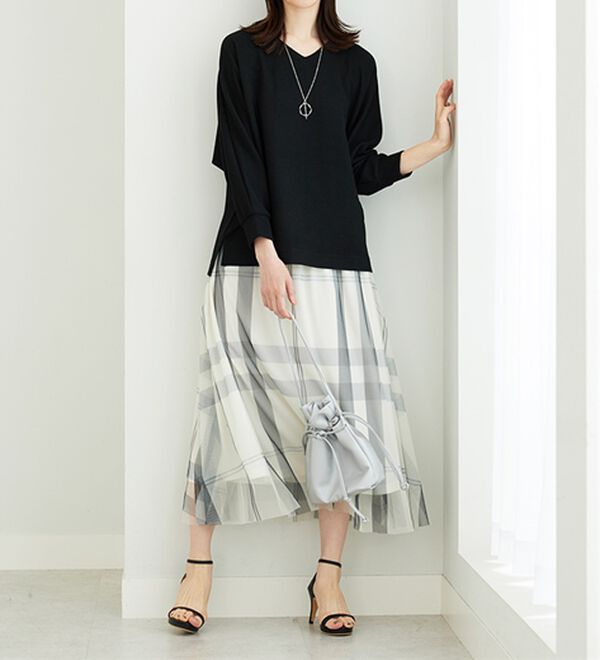 BELLUNA（ベルーナ）の「【2点セット】ネックレス付ラメ調ドルマンプルオーバー（カットソー）」｜詳細画像