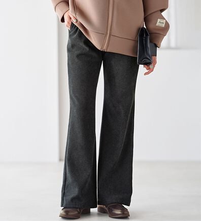 BELLUNA（ベルーナ）の「シュッと体型カバー！縦リブ素材裏ベロアフレアーパンツ（フルレングスパンツ）」