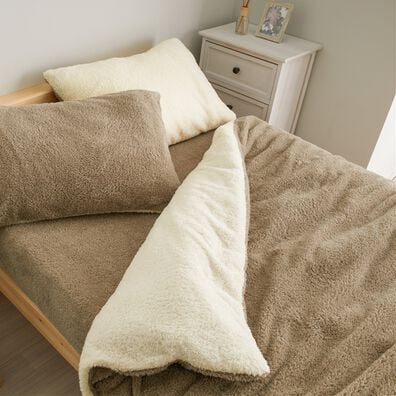 iellio（イエリオ）の「もこもこリバーシブル軽寝具シリーズ＜掛布団カバー・枕カバー・ボックスシーツ・敷パッド・カバーリング＞（ボックスシーツ・ベッドシーツ）」