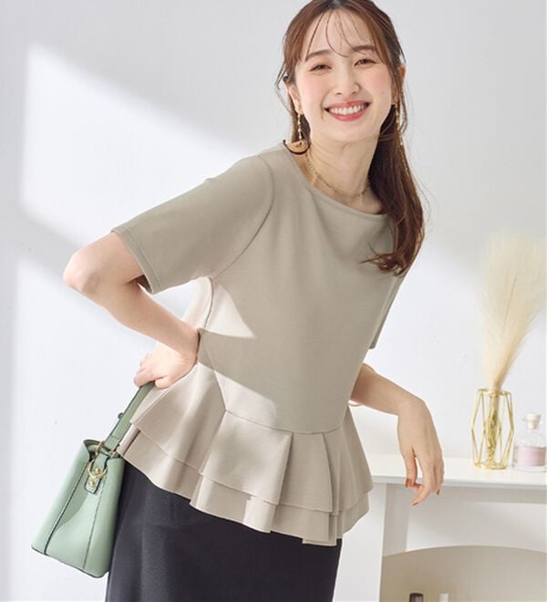 alotta（アロッタ）の「スクエアネックティアードトップス（カットソー）」｜グレージュ