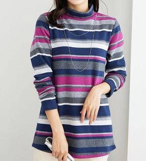 BELLUNA（ベルーナ）の「ふわふわ裏ファーハイネックプルオーバー（カットソー）」｜ネイビー／ピンク系