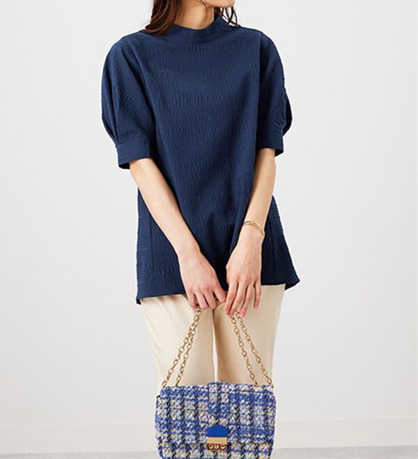 BELLUNA（ベルーナ）の「サッカー素材後ろボタンデザインブラウス（ブラウス）」｜詳細画像