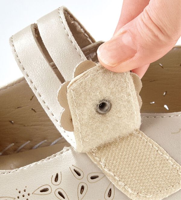 BELLUNA（ベルーナ）の「ゆったりカットワークストラップシューズ（パンプス）」｜詳細画像