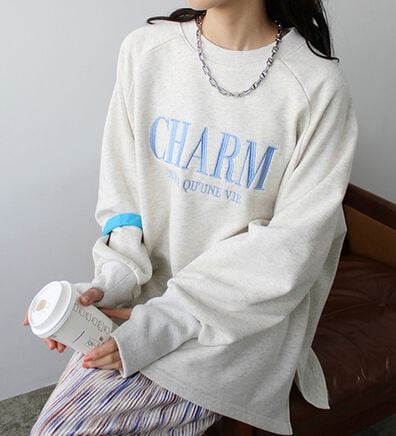 GeeRA（ジーラ）の「指穴デザイン刺しゅうロゴスウェット（トレーナー・スウェット）」