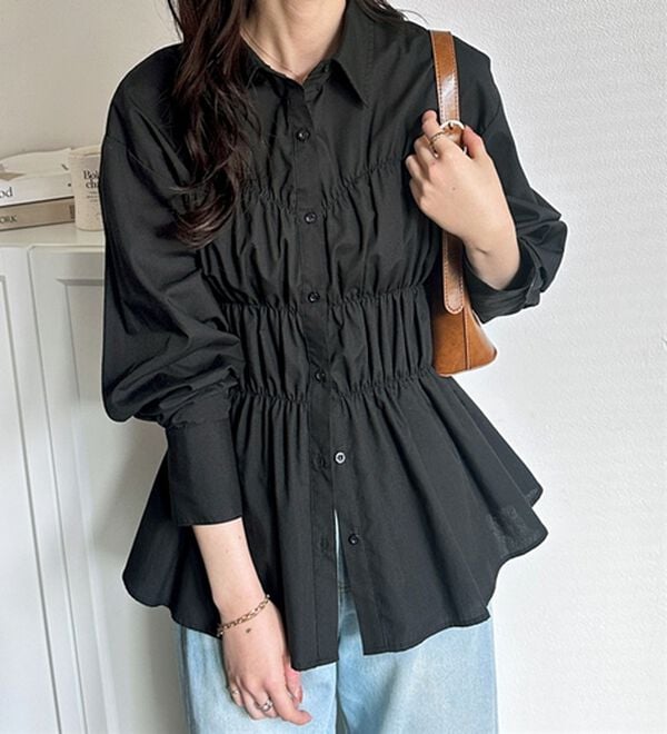 GeeRA（ジーラ）の「シャーリングビスチェデザインシャツ（シャツ）」｜ブラック