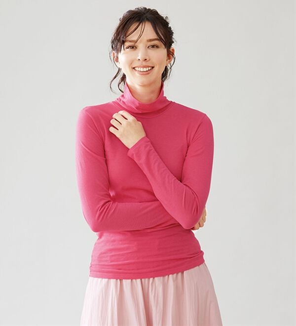 LAVIENNE（ラヴィエンヌ）の「カシミヤ入りシアー素材タートルネックインナー（肌着・インナーウェア）」｜ピンクレッド