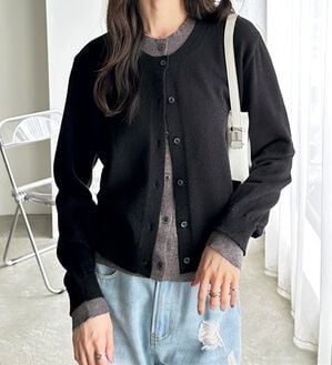 GeeRA（ジーラ）の「フェイクレイヤードクルーネックカーデ（ニットカーディガン）」｜ブラック&times;グレー