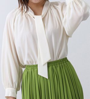 BELLUNA（ベルーナ）の「ジョーゼット素材ボウタイブラウス（ブラウス）」｜オフ白