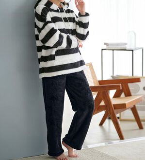 YU'NOW（ユナウ）の「ふんわりモコボアフリースパーカー＆パンツセット（パジャマ・ルームウェア）」｜ブラック系ボーダー