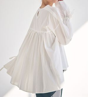 RANAN（ラナン）の「バックプリーツ使いボリューム袖ブラウス（ブラウス）」｜アイボリー