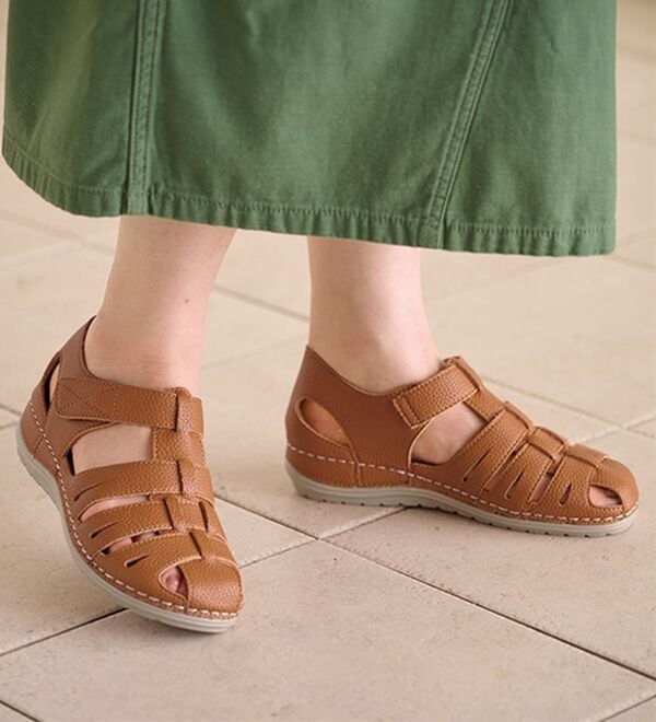 BELLUNA（ベルーナ）の「やわらかレザー調グルカ風シューズ（サンダル・ミュール）」｜詳細画像