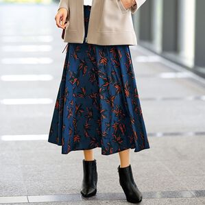 BELLUNA（ベルーナ）の「華やぎプリントフレアースカート（ロングスカート）」｜ネイビー系花柄