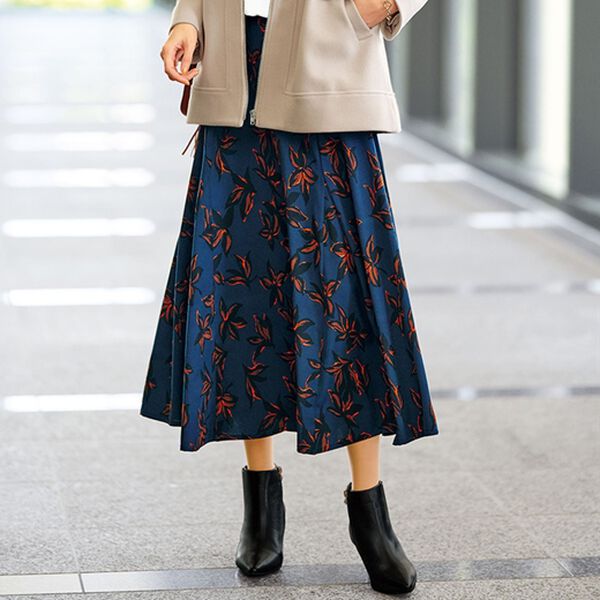 BELLUNA（ベルーナ）の「華やぎプリントフレアースカート（ロングスカート）」｜ネイビー系花柄