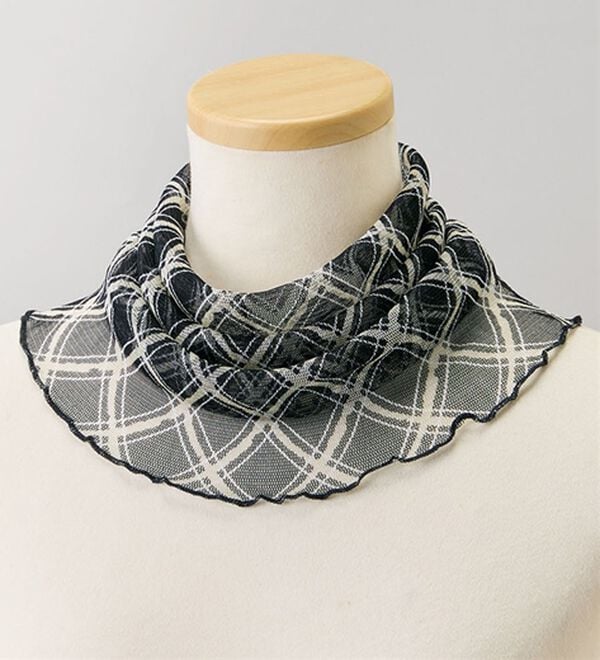 BELLUNA（ベルーナ）の「シルク１００％やわらかネックカバー（ストール・スカーフ・マフラー）」｜黒(チェック)