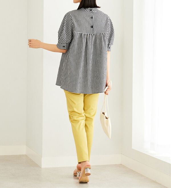 BELLUNA（ベルーナ）の「サッカー素材後ろボタンデザインブラウス（ブラウス）」｜詳細画像