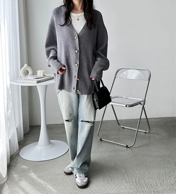 GeeRA（ジーラ）の「畦編みＶネックゴールドボタンカーディガン（その他カーディガン）」｜詳細画像