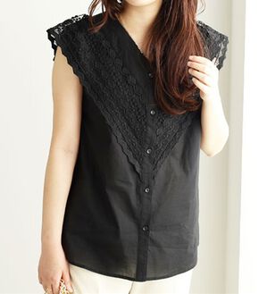 BELLUNA（ベルーナ）の「レース使いＶネックブラウス（ブラウス）」｜黒