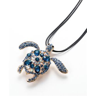 BELLUNA（ベルーナ）の「ウミガメモチーフジュエルペンダント（ネックレス・ペンダント）」｜ブルー