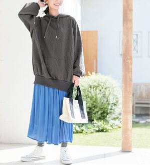 Viola e Viola（ヴィオラ エ ヴィオラ）の「ゆったりパフ袖ふくれジャカードパーカー（パーカー）」｜チャコール