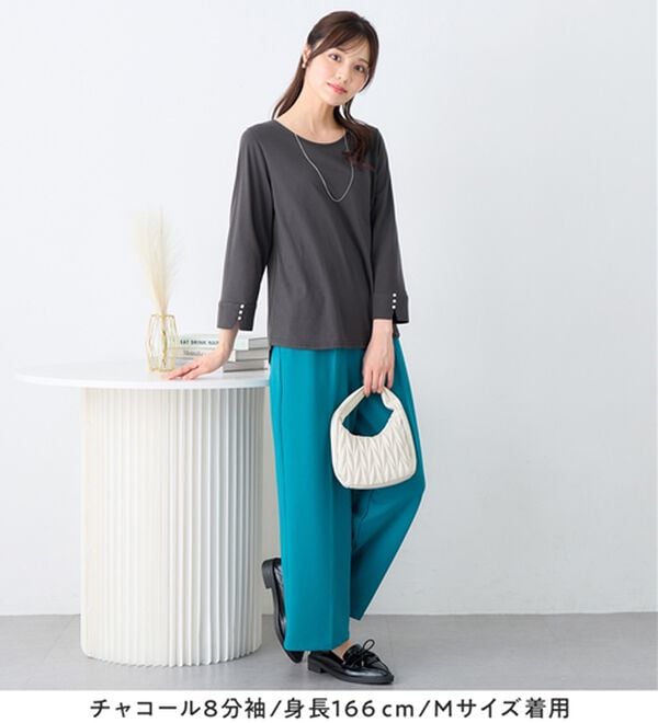 alotta（アロッタ）の「【８分袖新登場！】柔らか綿混素材パール調ボタンＴシャツ（カットソー）」｜詳細画像