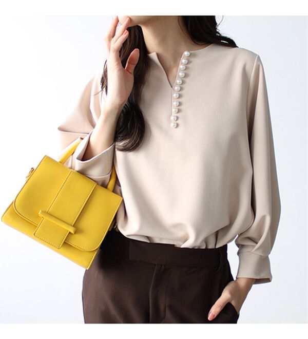 GeeRA（ジーラ）の「パール調ビーズ付キーネックブラウス（ブラウス）」｜詳細画像