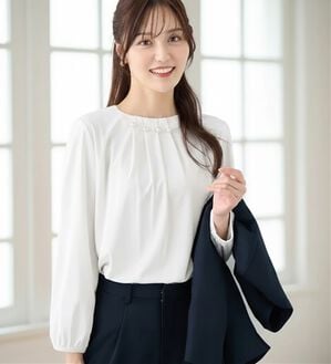 alotta（アロッタ）の「のびのび楽ちん！多機能上品パールデザインブラウス（ブラウス）」｜オフホワイト