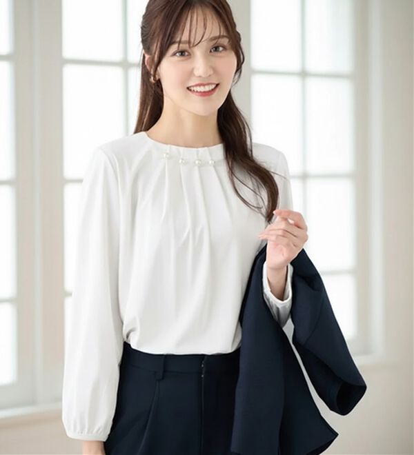 alotta（アロッタ）の「のびのび楽ちん！多機能上品パールデザインブラウス（ブラウス）」｜オフホワイト