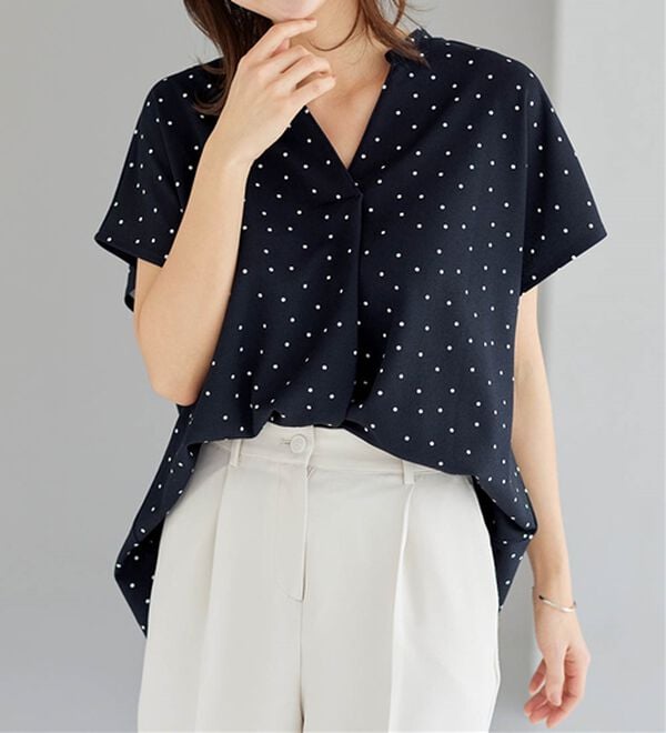 alotta（アロッタ）の「【４つの機能付】ひんやりスキッパーＴシャツブラウス（ブラウス）」｜詳細画像
