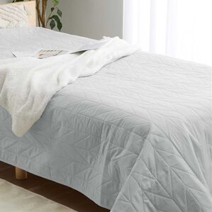 iellio（イエリオ）の「防水マルチカバー＜ソファカバー・ベッドカバー・ラグ・防水・抗菌防臭＞（ソファーカバー）」｜アイスグレー