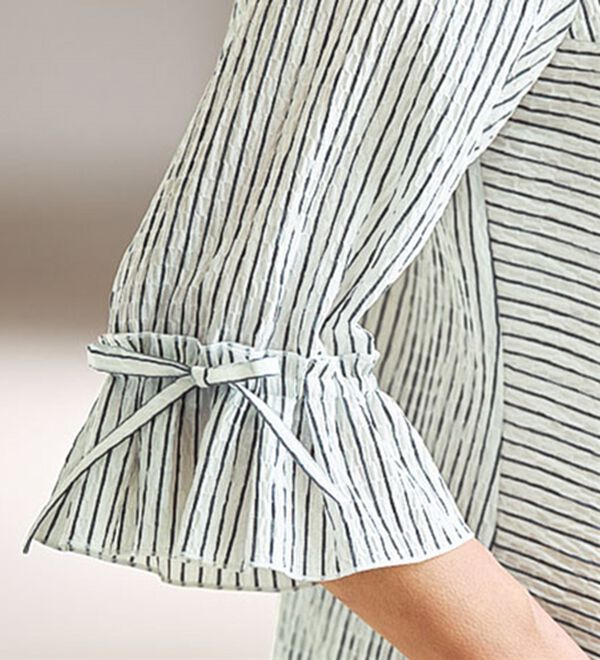 BELLUNA（ベルーナ）の「シャーリング素材ストライプ切替ブラウス（チュニック）」｜詳細画像