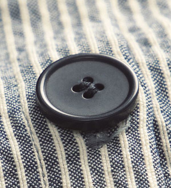 BELLUNA（ベルーナ）の「サッカー素材後ろボタンデザインブラウス（ブラウス）」｜詳細画像