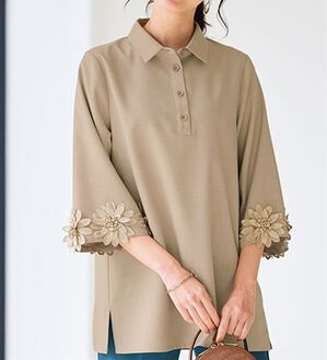 BELLUNA（ベルーナ）の「花咲くモチーフ使いブラウス（チュニック）」｜ベージュ